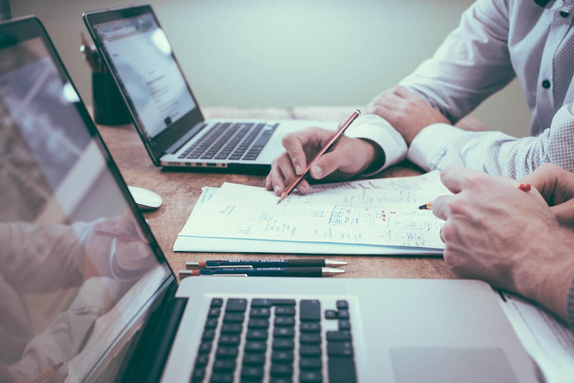 Deux collaborateurs Lambert Consulting travaillent ensemble sur un projet