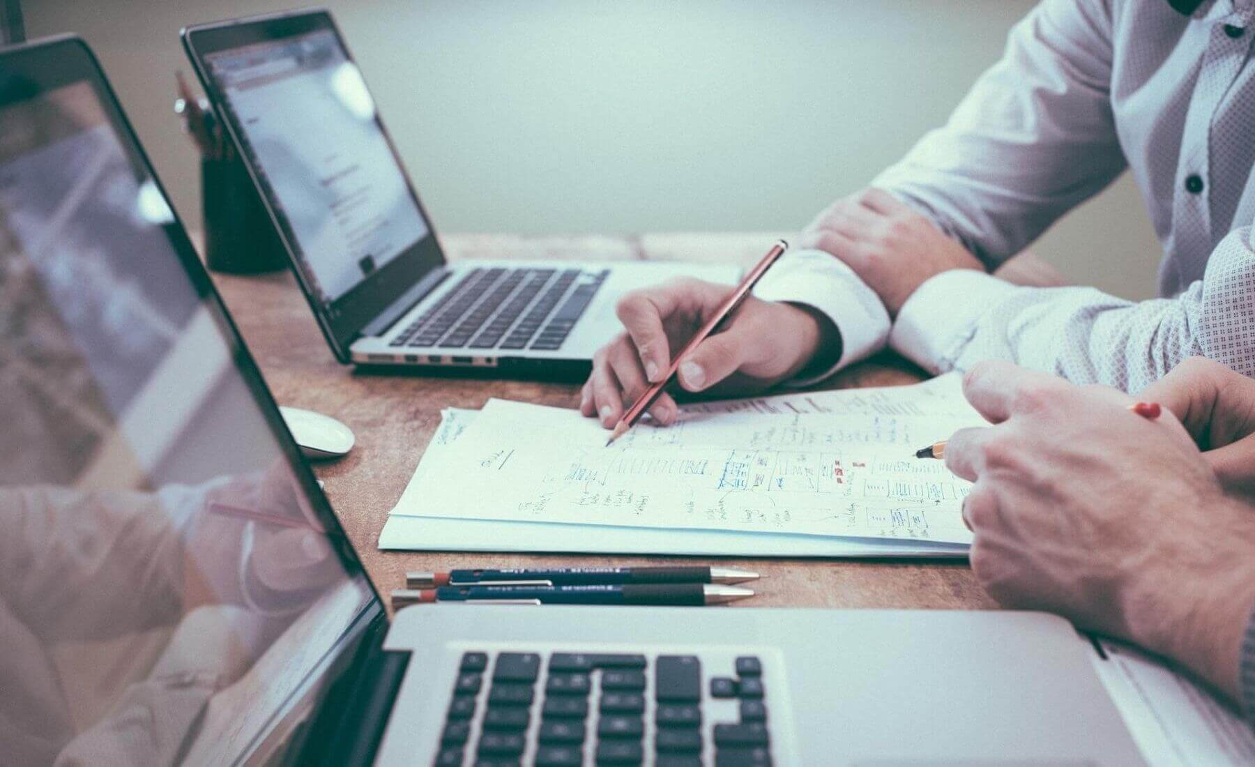 Deux collaborateurs Lambert Consulting travaillent ensemble sur un projet
