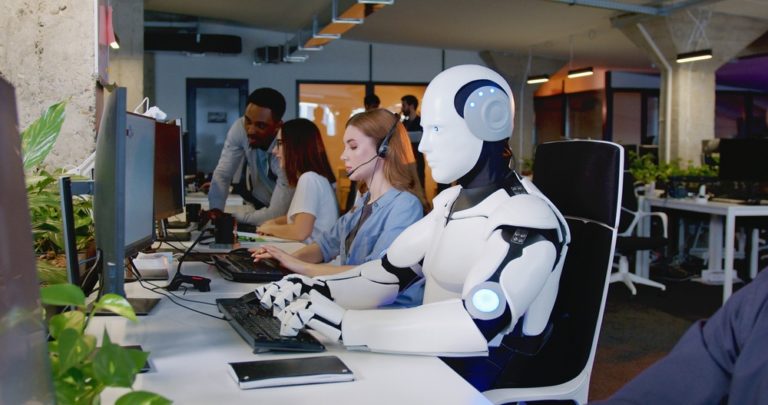 Équipe au casque devant ses écrans dans un bureau