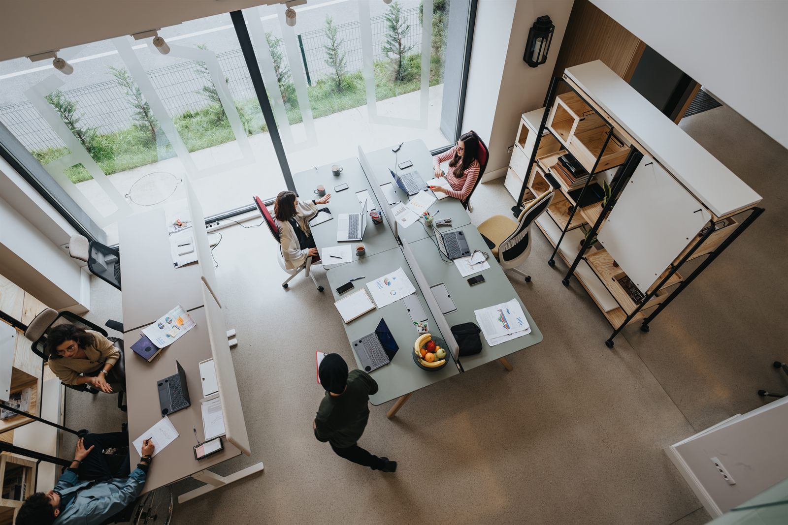 Vue d’ensemble d’un espace de bureaux avec plusieurs postes de travail équipés