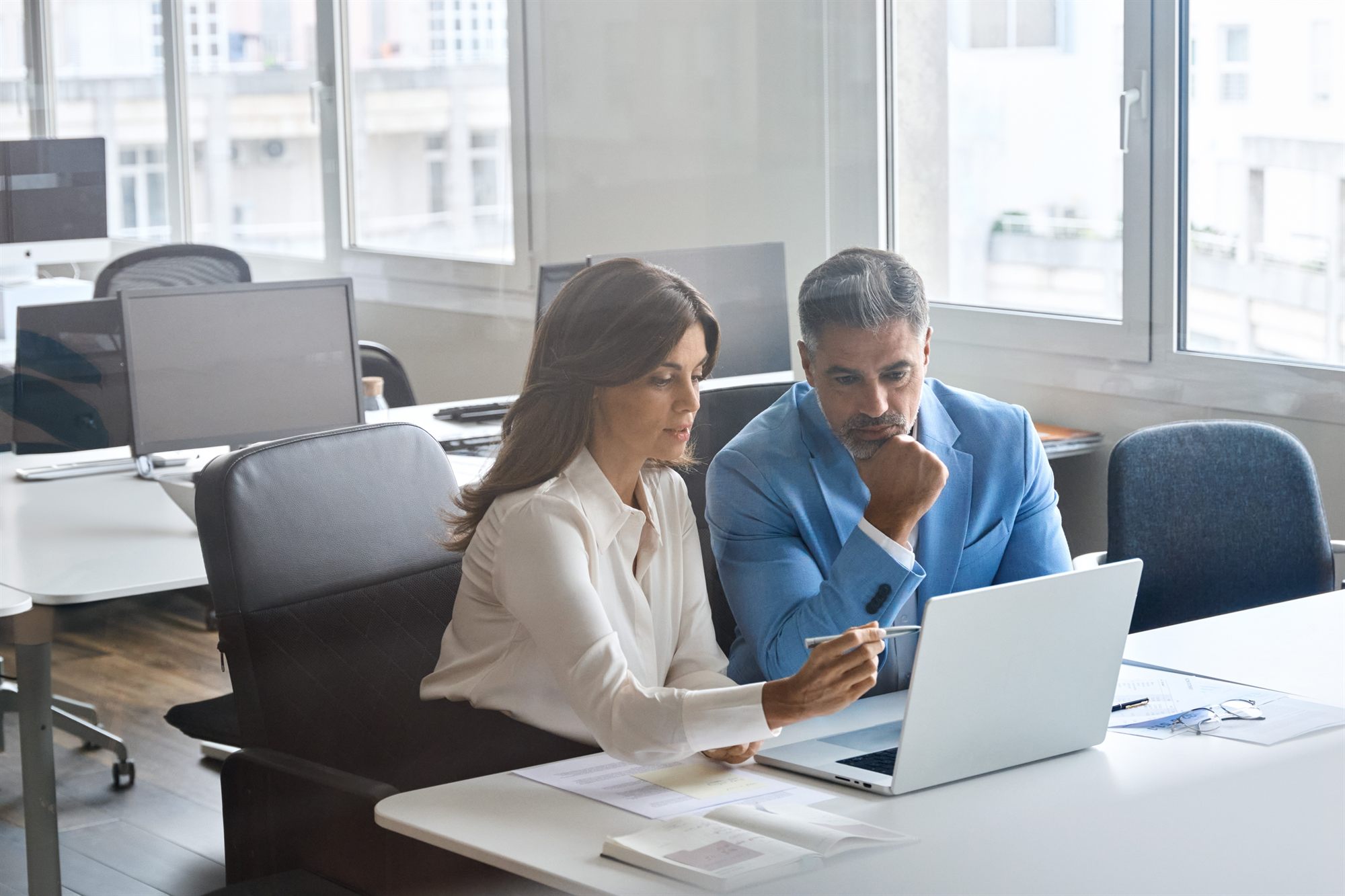 Services informatiques en Suisse romande : deux ingénieurs devant un écran de travail